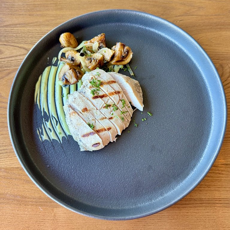 Б Стейк из куриной грудки с жаренными шампиньонами